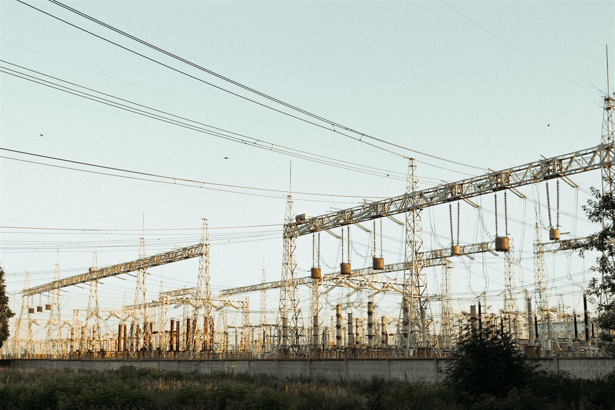 Subestação de energia ao pôr do sol