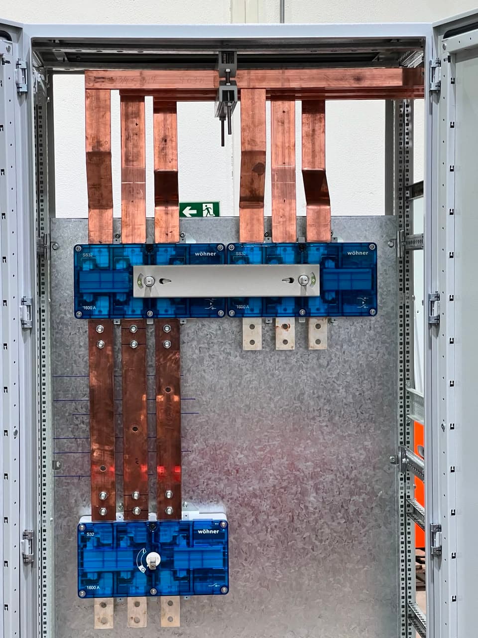 Painel de bypass com barramentos de cobre e chaves seccionadoras de 1600 A